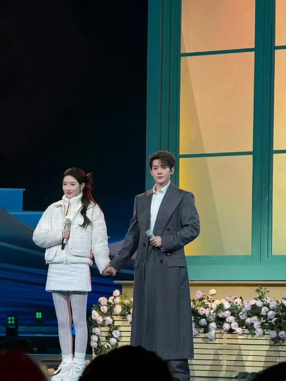 娱乐央视跨年晚会看的人暖暖的央视跨年晚会上的女性都穿上了温暖的冬装，不是露肩露腿