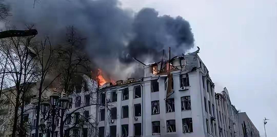 339架无人机夜袭乌克兰，298架被拦截，剩下的全扎进了居民楼和粮库。同一天，俄