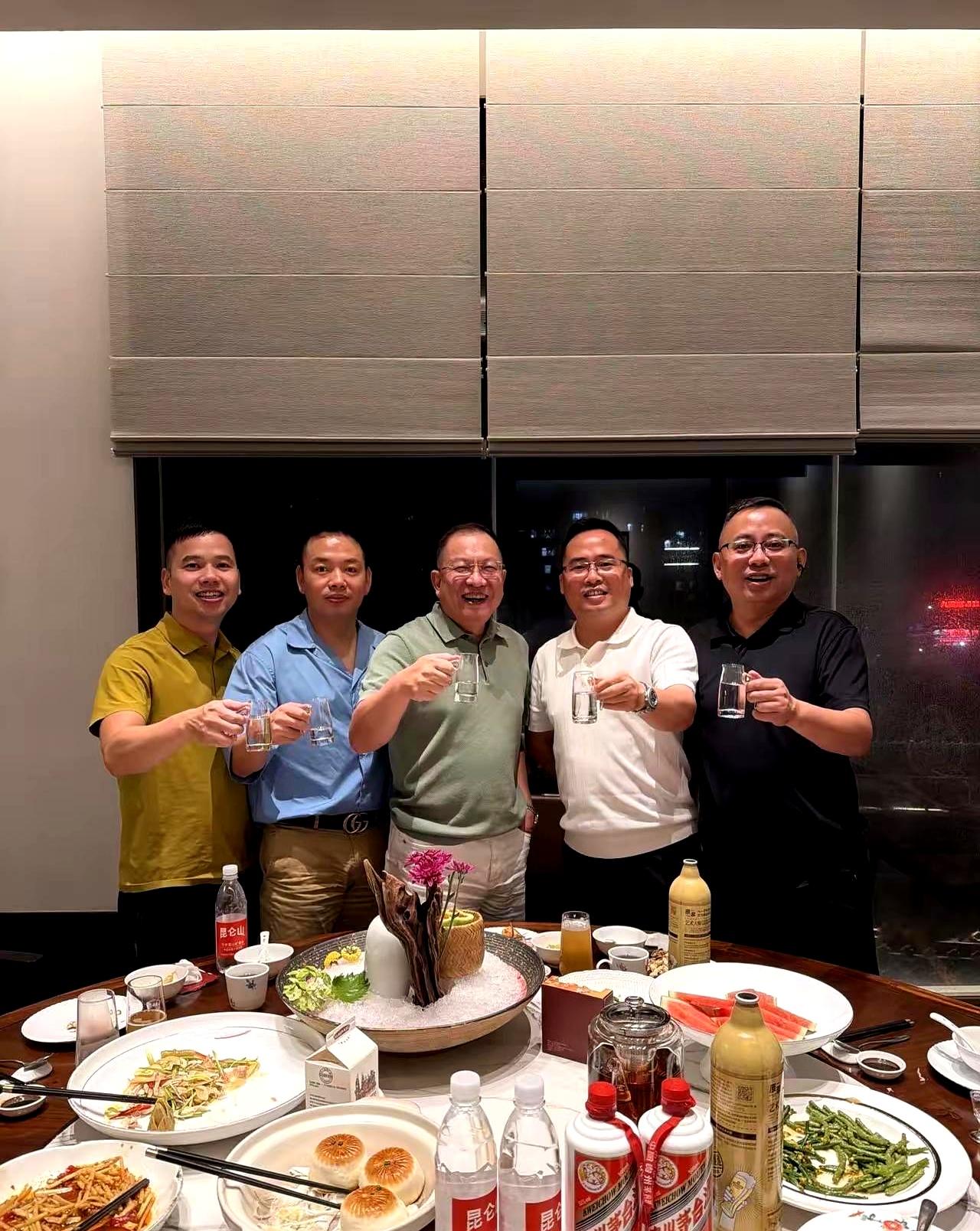 刷朋友圈看到人家发的那种“高端局”，再瞅瞅自己手里刚抢的两块钱红包，瞬间觉得手里
