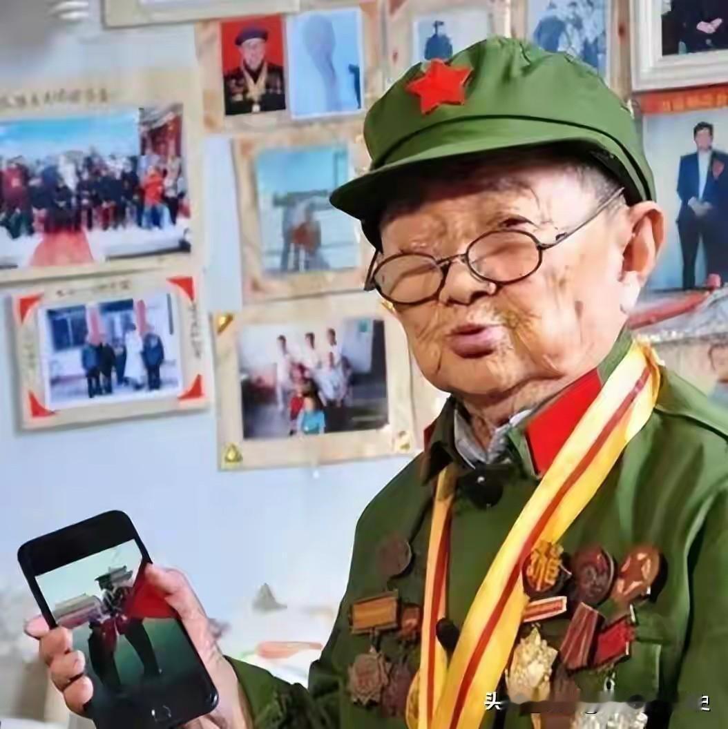 他身高1米2，背书包像个小学生。
日军摸他头放行，不知道书包夹层里，枪已上膛。