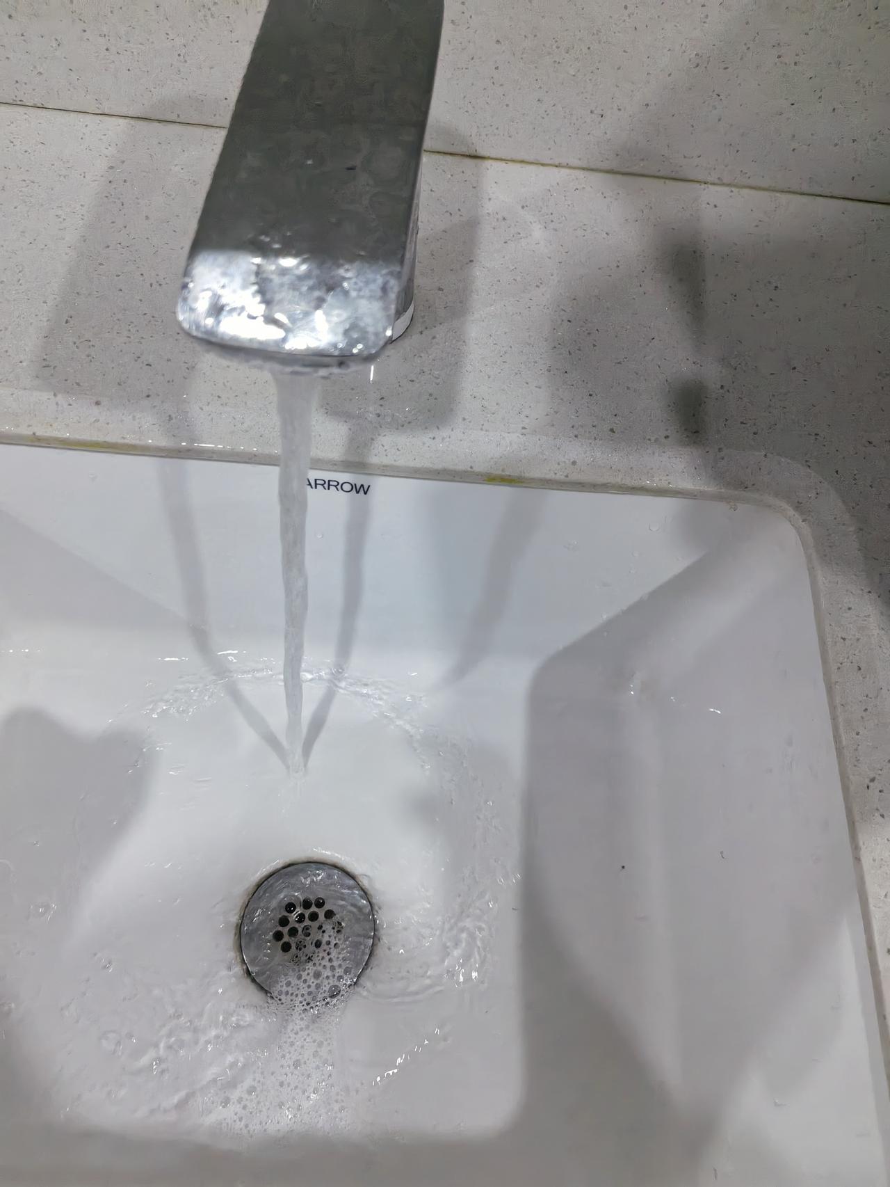 为何不少公共厕所🚾～洗手盆上的水龙头🚰出水口，缩在那么里面呢？经常在公共厕所