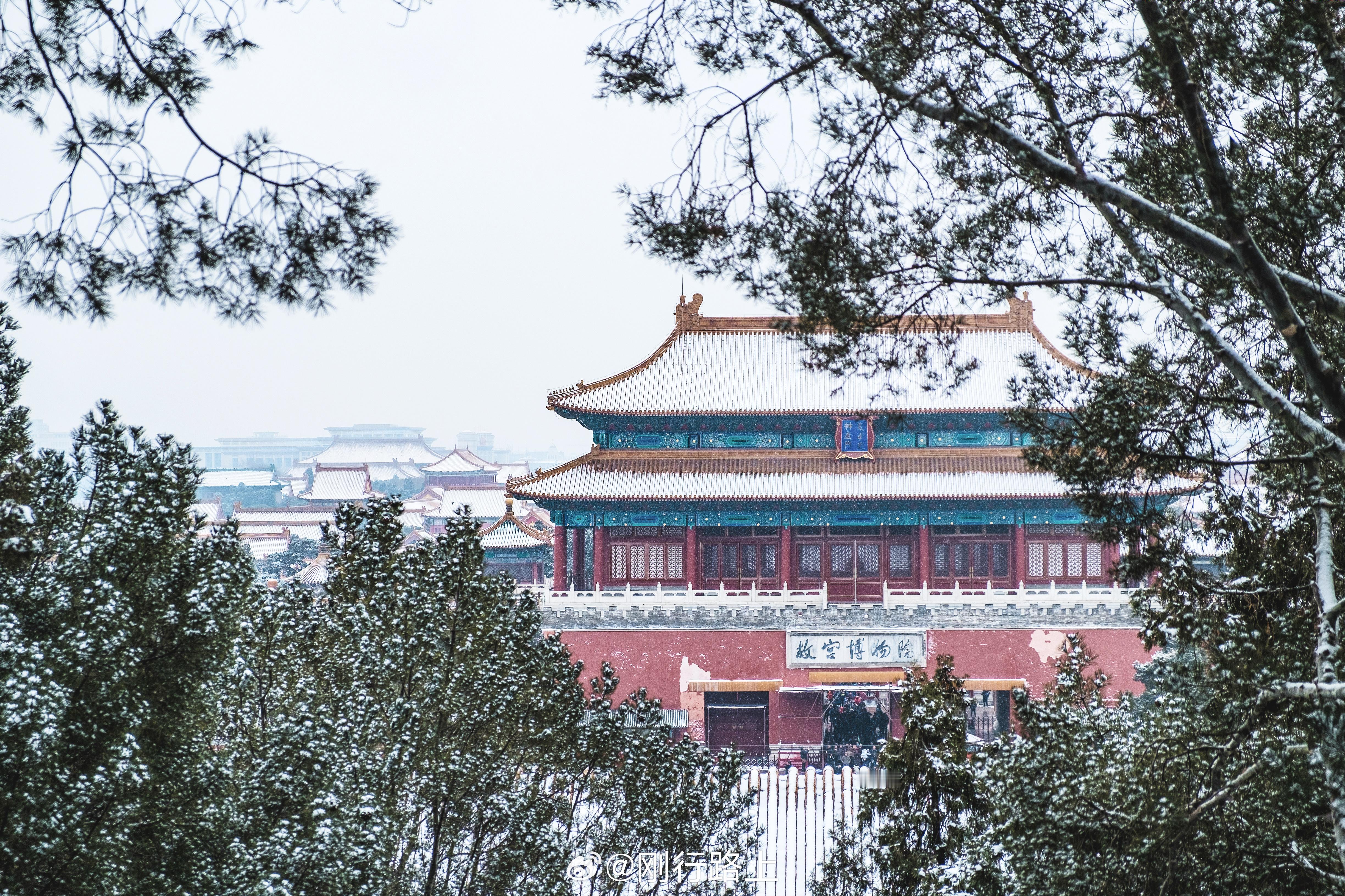 北京的第一场雪，总是带着一种特别的韵味，仿佛是大自然为这座古老的城市披上了一层洁