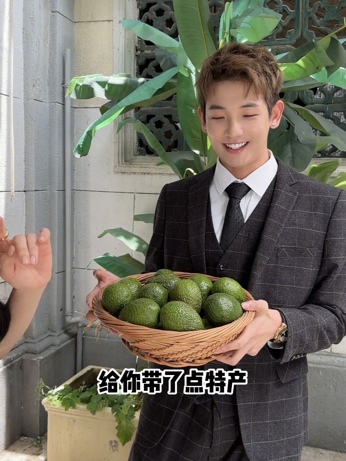 #现在还有人在法国排队追张雨绮吗##张雨绮表弟出道#好好好，这牛油果也让张雨绮整