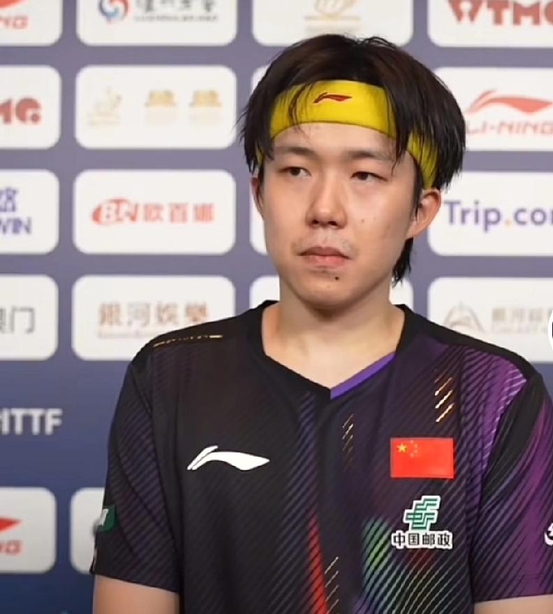 其实有很多人在等着看国乒的笑话，记者略带“笑意”的问楚钦，“赛前压力大吗，你是独