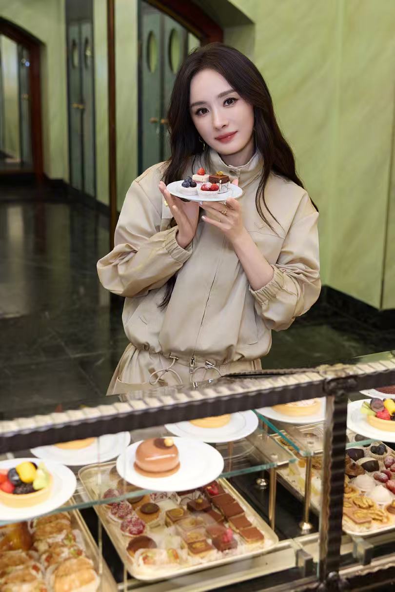 杨幂米兰探店plog杨幂探店大片 3月3日，晒米兰探店大片plog，并配文：“放