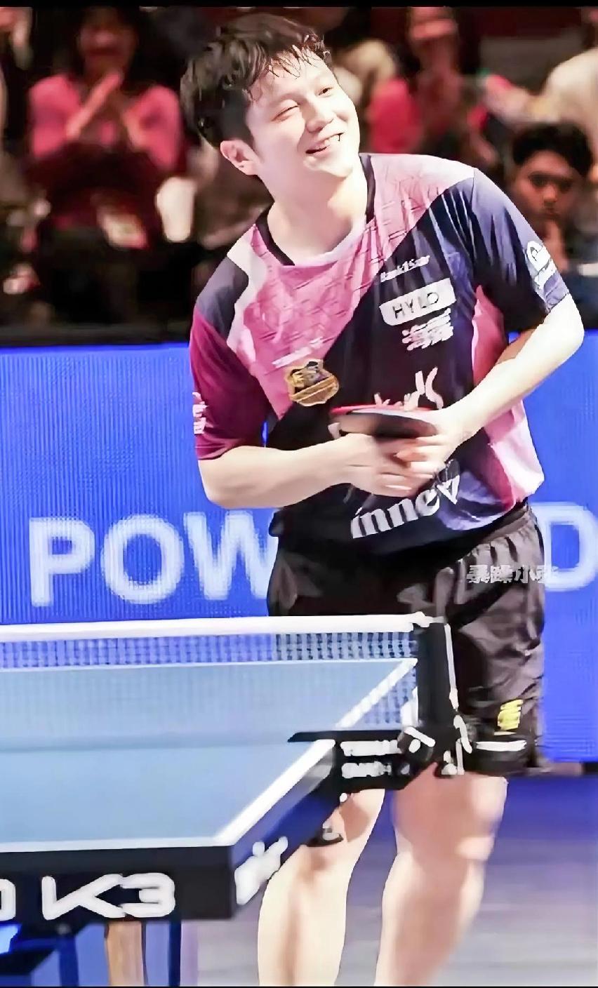 半夜蹲樊振东比赛，

直接被圈粉到睡不着！
 
一身粉嫩嫩球衣登场，看着软乎乎，