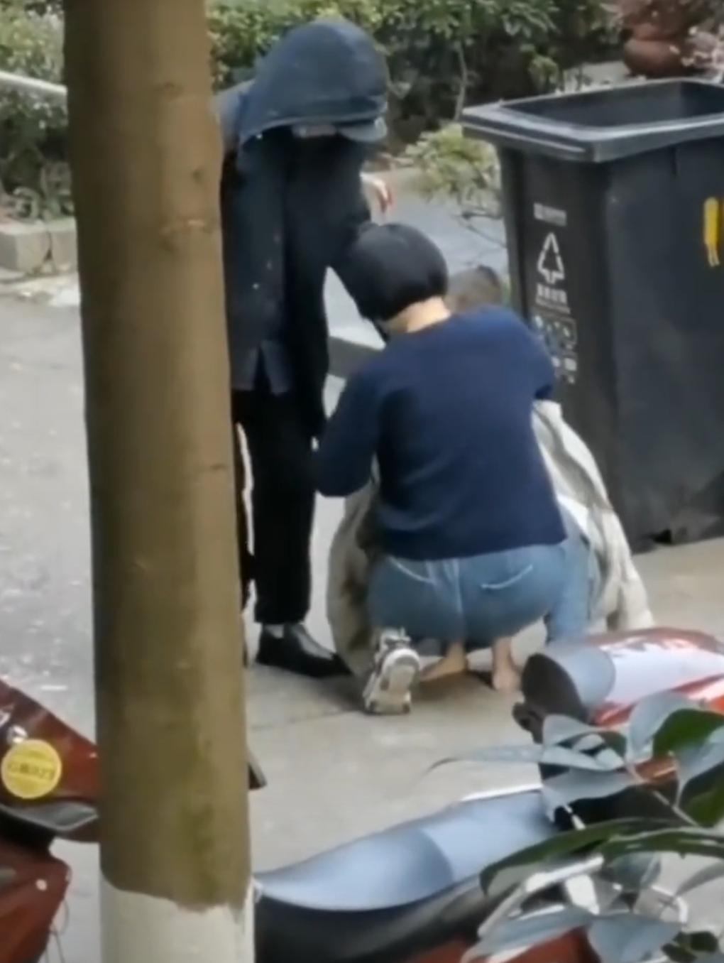 浙江东阳凌晨1点，街上静悄悄的，还带着夜里的寒气。有个3岁小男孩，就穿了件尿不湿