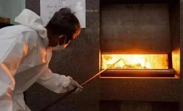 一位在火葬场工作了大半辈子的老人坦言，九成以上的人都不清楚，遗体火化后的结果跟多