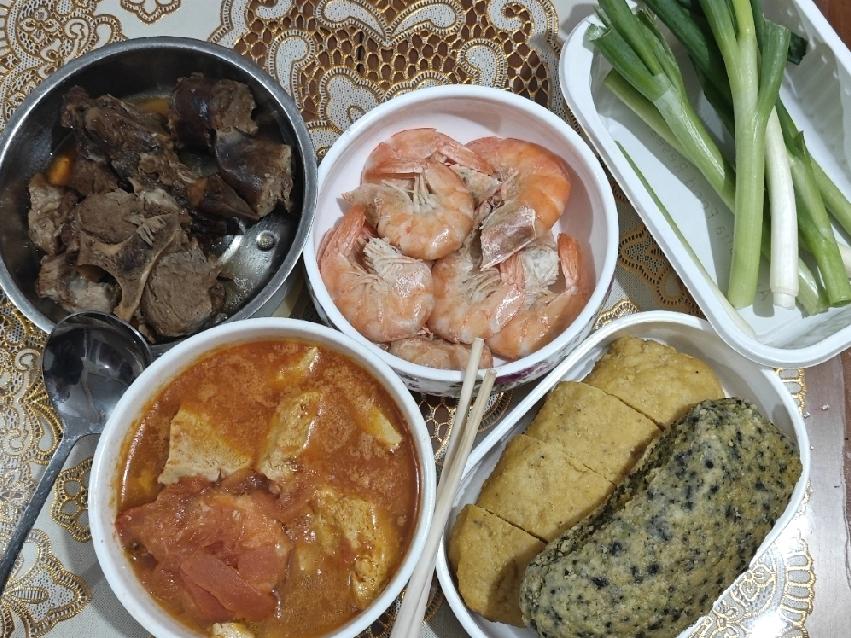 晚餐从冰柜里拿出虾煮了一下，然后又用煮好的大虾，连同西红柿+鸡蛋混合做了一菜。