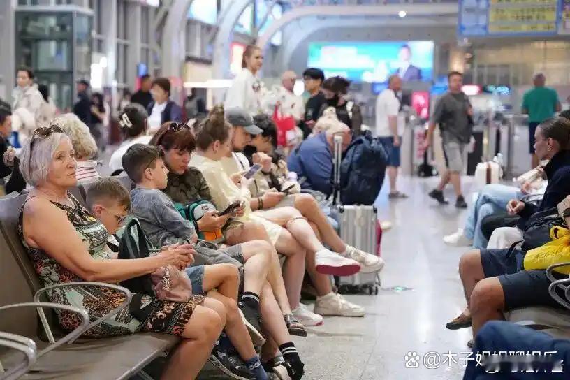 我的天呀，我简直有些错觉了！这真的是海南的车厢吗？怎么这么多的外国人呢？我觉得自