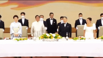 离了大谱，马科斯带她老婆路易丝去日本吃席，日本当局高规格接待，作为第一夫人的路易