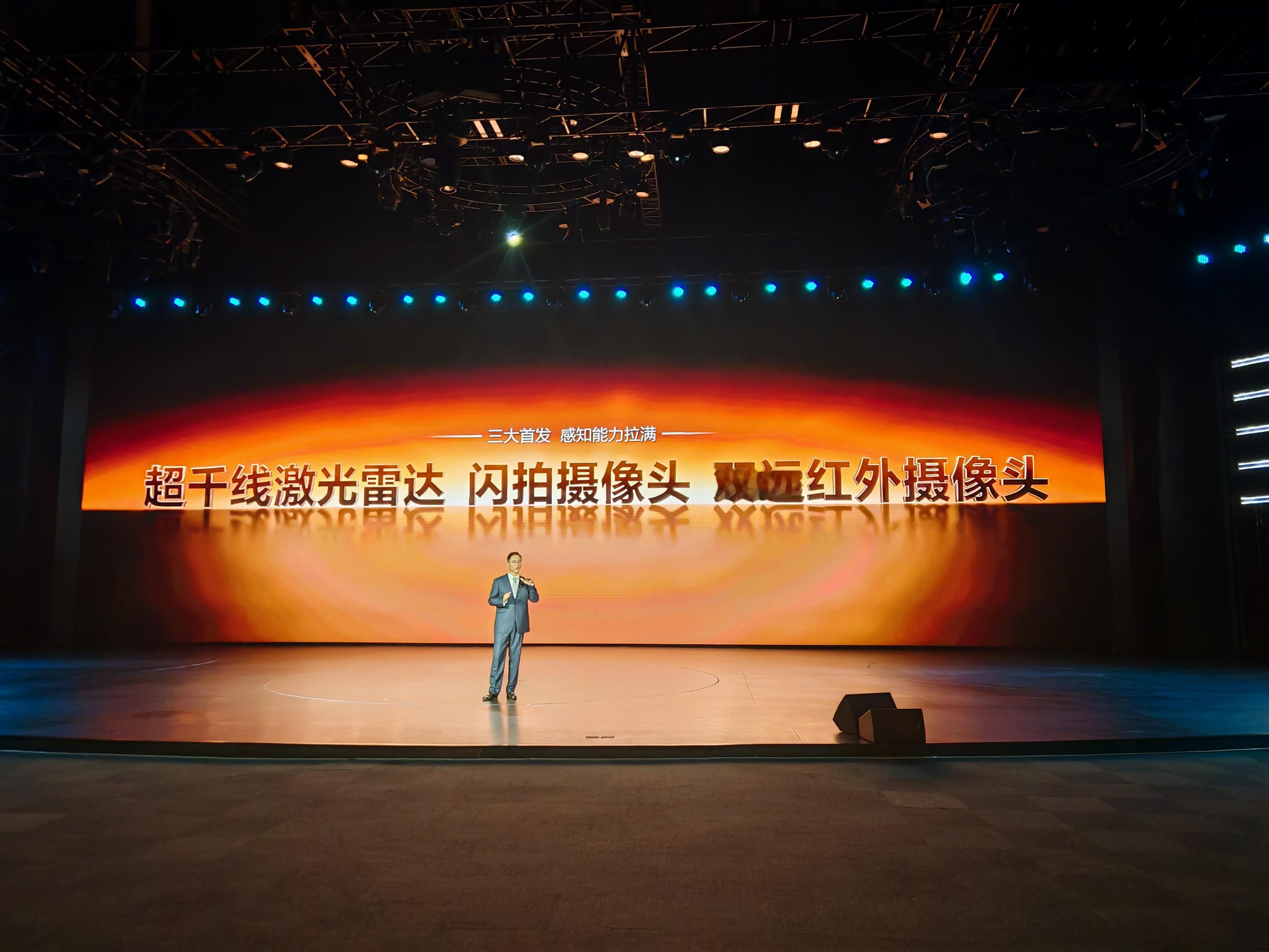 比亚迪的L3/L4方案是超千线激光雷达、闪拍摄像头以及双远红外摄像头我说什么来着