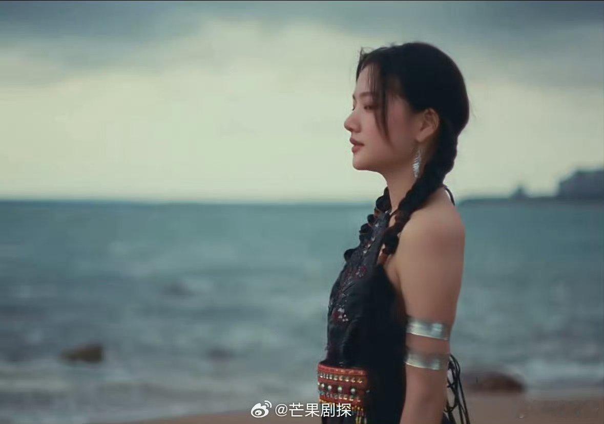 任敏身穿黎族服饰任敏黎族少女任敏上身黎族少女服饰，好灵好美 