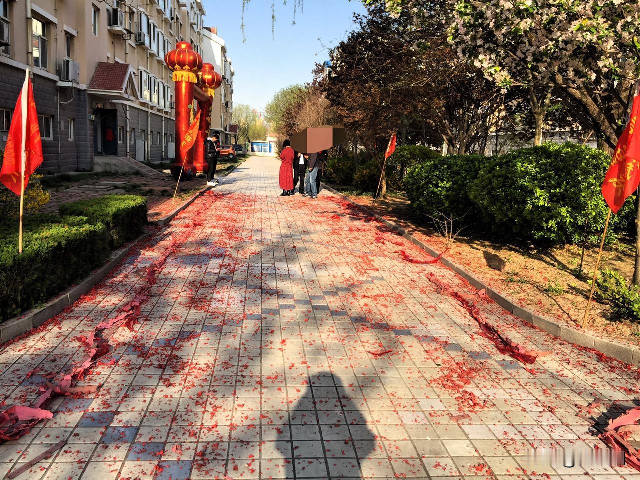 今晚老公商量朋友姑娘出嫁事宜去了：这家嫁姑娘简单，晚上响门就算是宴请了！

就应