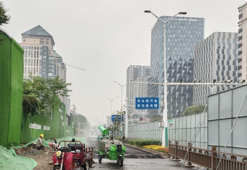 扬州城市服务台 【西区博物馆路这一段开始封闭改造】18日记者在博物馆路采访时看到