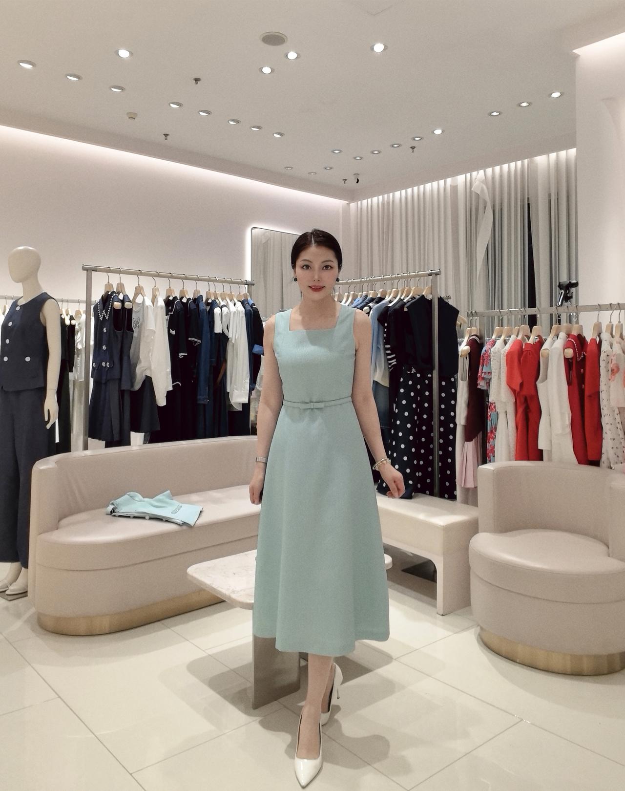 这是一家衣服店，衣服真多。