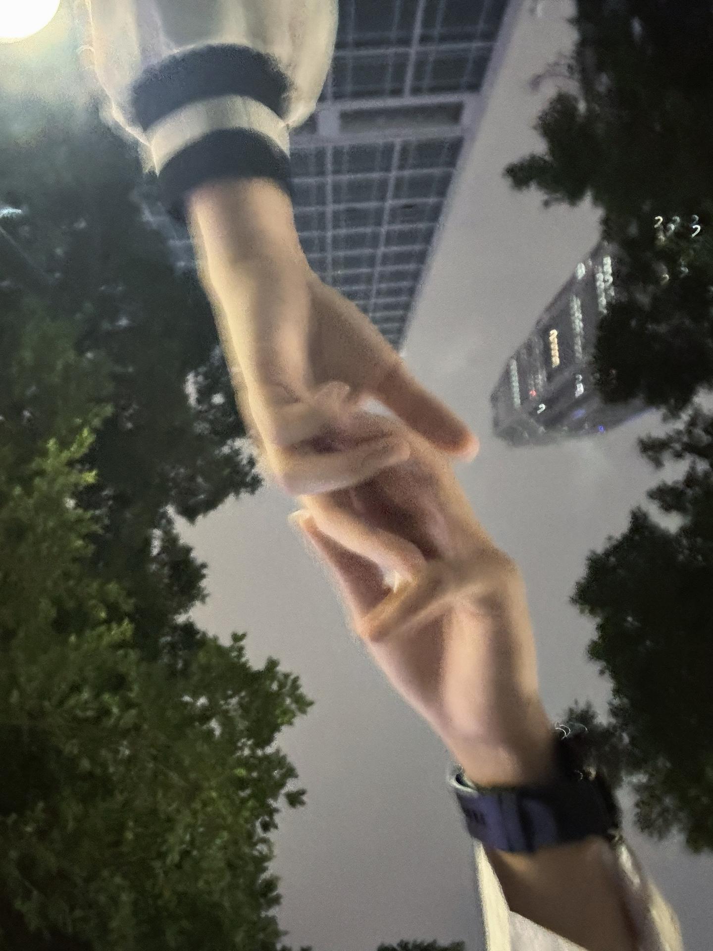我们两个都，拉过勾。