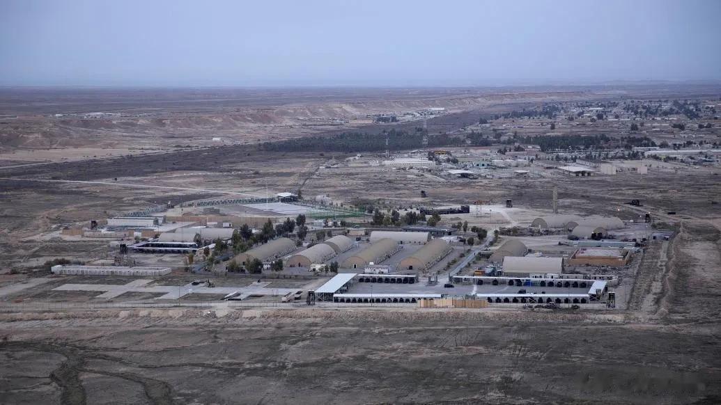 驻伊拉克美军基地遭遇3枚火箭弹袭击。其中一枚火箭弹落在基地内，第二枚火箭弹被该基