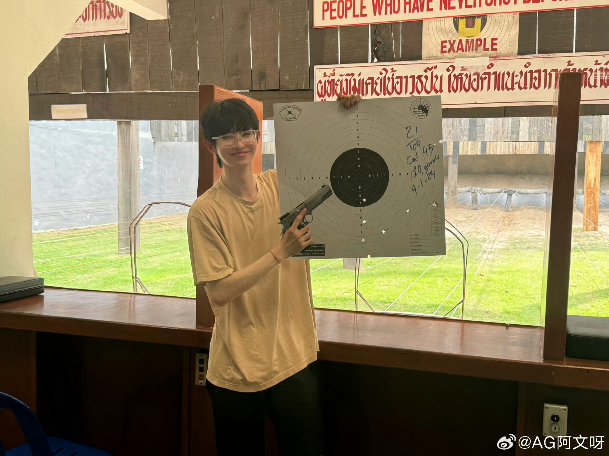 这个时期好瘦好忧郁 笑起来都有点淡淡的忧伤感 忧郁男神来的