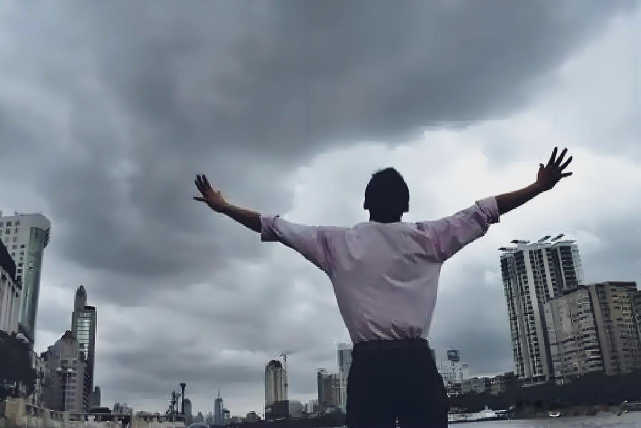 “兜底”的勇气，是摔了能爬起来的韧劲——失业了敢重新学门手艺，爱错了敢转身离开，