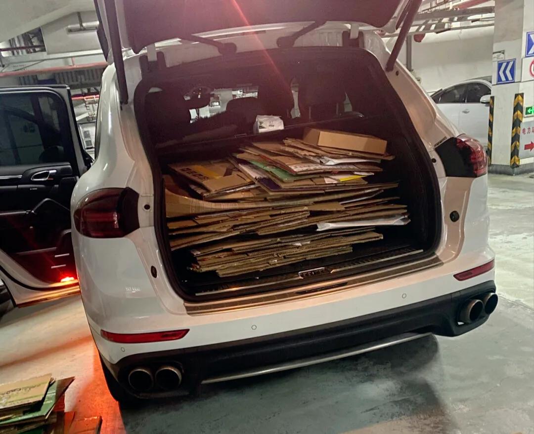 开保时捷也逃不过要帮长辈卖纸板箱，装了满满一车，开车开回两公里，就卖了三十几块钱