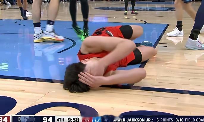 为杨瀚森发声！开拓者媒体怒喷裁判：“杨瀚森在裁判面前脸部被击中，但裁判未予理会，