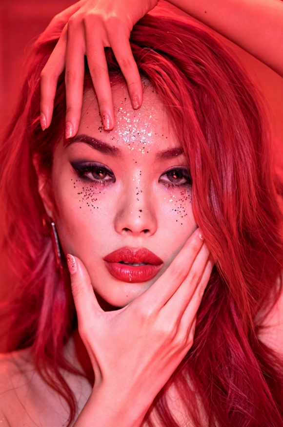 刚刚，万妮达在歌手2026淘汰了好吧！不难过，大家多去听万姐的个人音乐！她的说唱