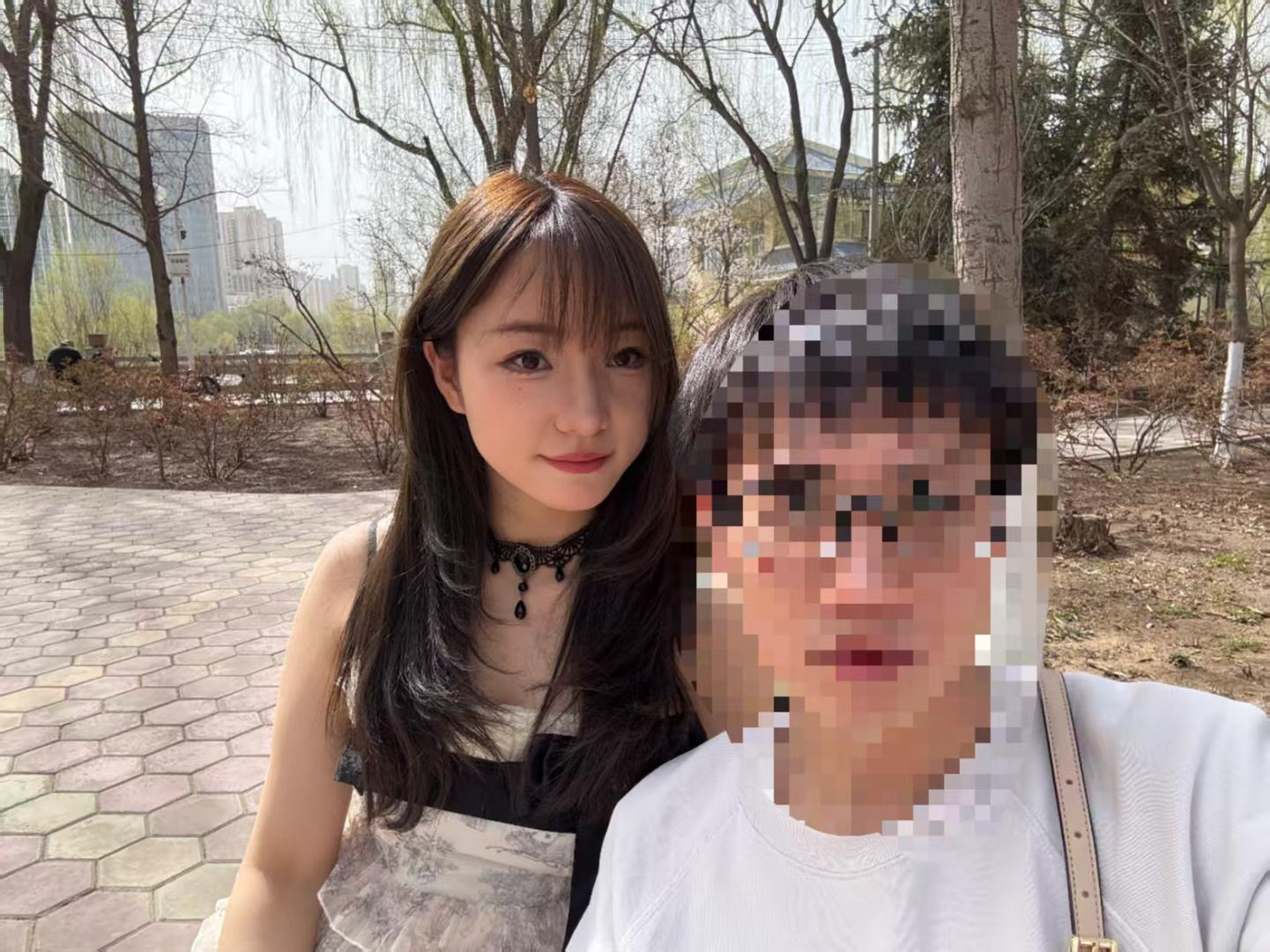 【#男友母亲回应儿子驾车致女生截瘫#】#驾车致女生截瘫男子母亲称愿意担责#近日，