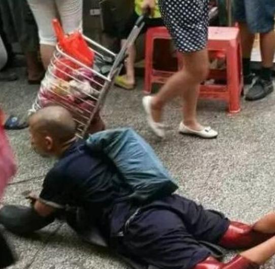 2016年，广州男子买菜时，偶遇双脚被截断的乞丐，仔细辨认下发现，这竟是失踪12