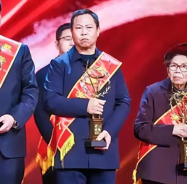 2024年，浙江船老大沈华忠出海时，突然接到求救信号，他当场砍断6300只蟹笼，