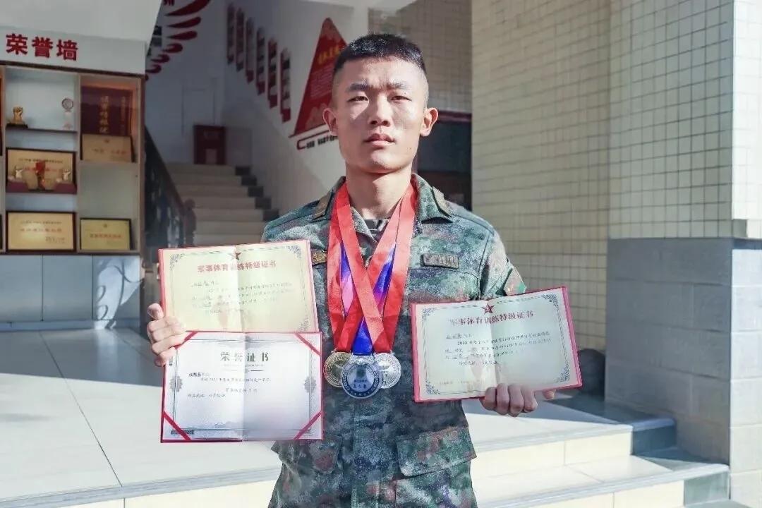 南部战区陆军某旅

侦察班长赵刚亮

凭借全课目满分的优秀成绩

成为该旅首位获