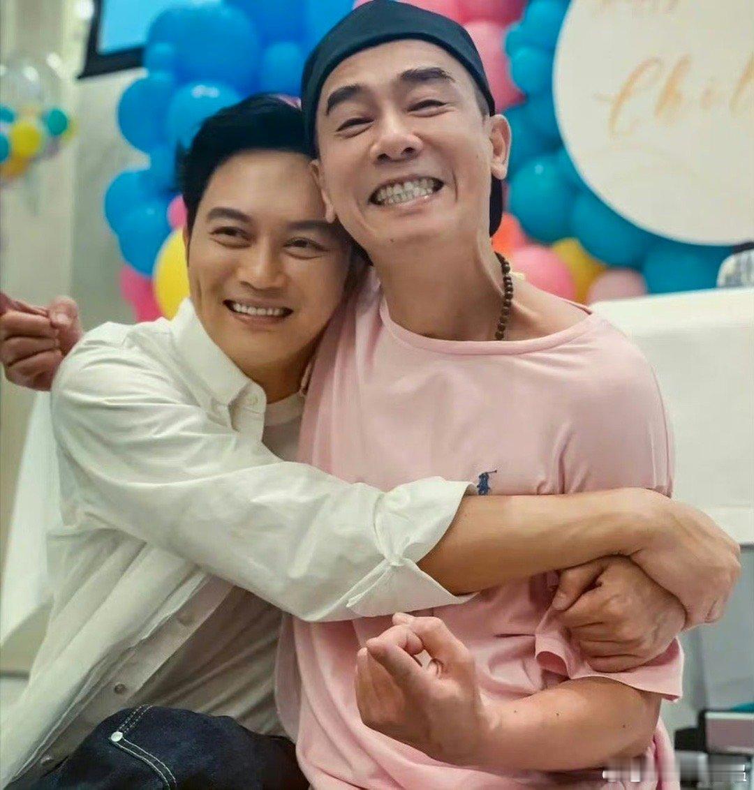 陈小春张智霖上班搭子相依为命 陈小春和张智霖cha上相依为命，默契满分，我真的很