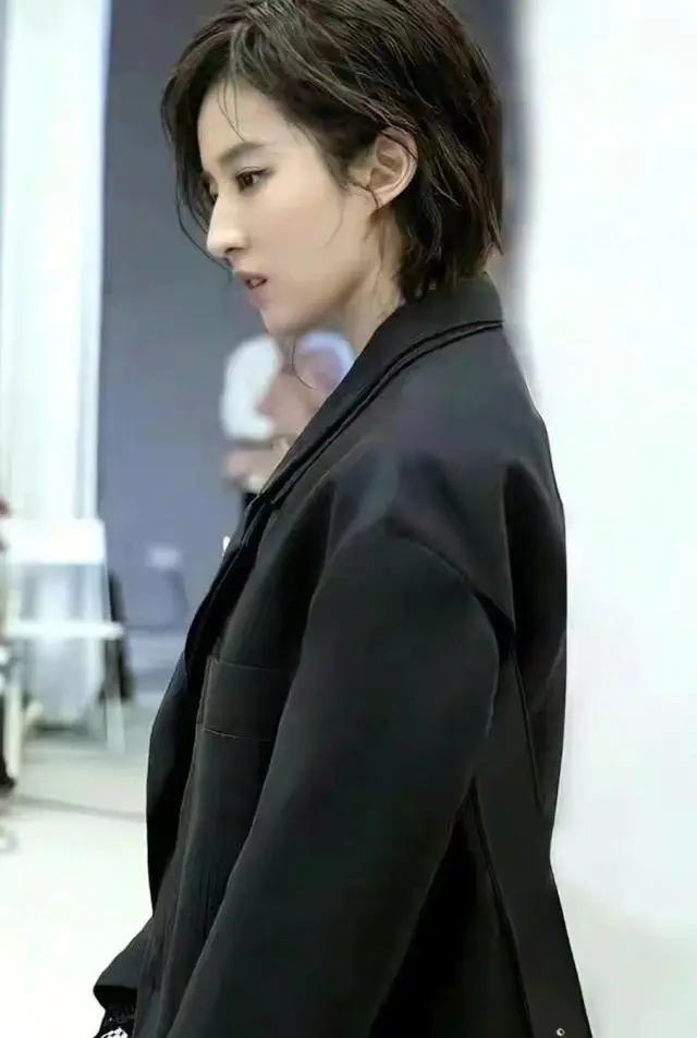 #刘亦菲狼尾造型# 姐姐好强，能hold住各种造型 ​​​