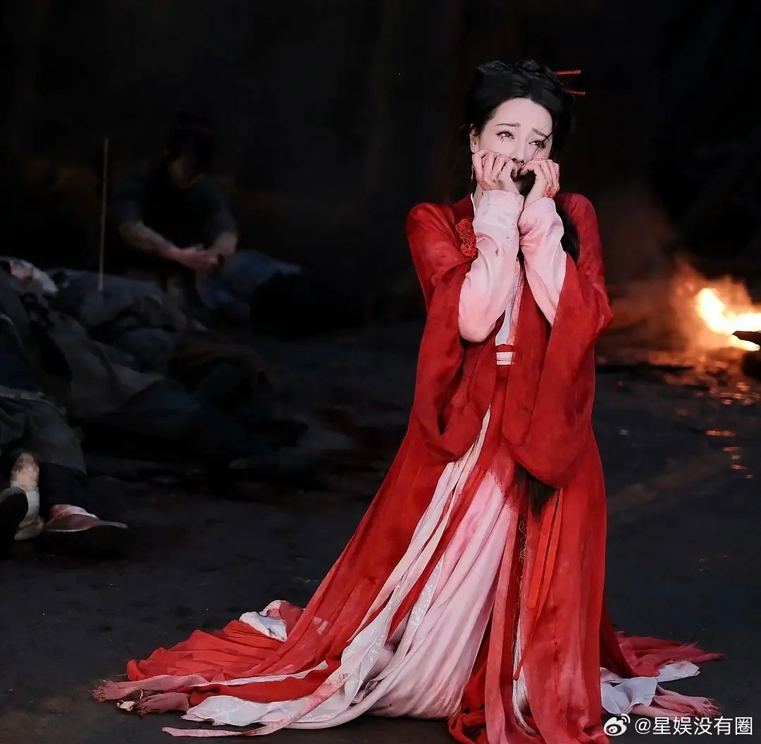 迪丽热巴工作室发这个认真的嘛演技的问题不是很明显嘛，就算在演柔弱也真的太不自然了