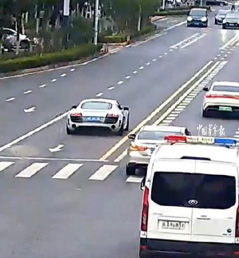 奥迪跑车当警车面逆行炸街作死的节奏！当着警车逆行炸街，完全是明知故犯。无视交规肆