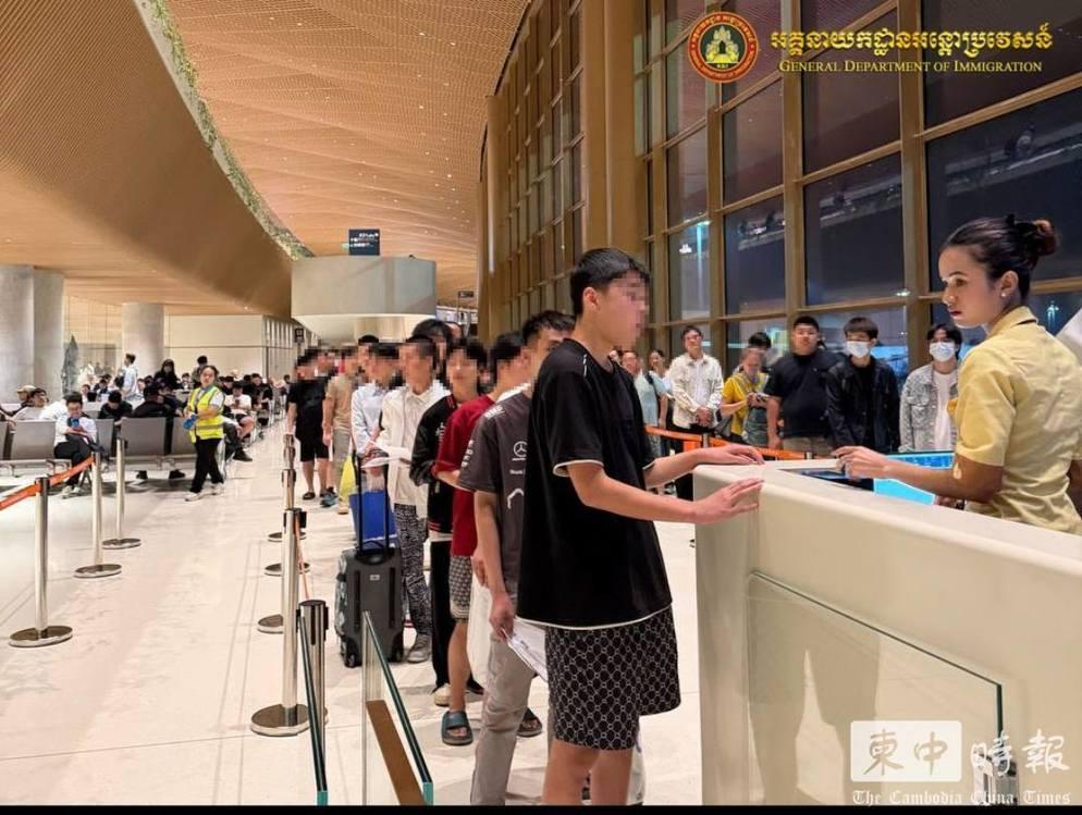 柬埔寨驱逐406名外国人出境 含140名中国公民
柬埔寨移民总局依法驱逐涉嫌偷渡