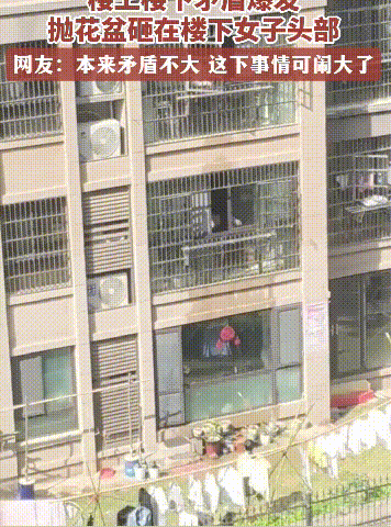 这事闹大了！楼上楼下本是邻居，一点小矛盾险些出人命。两家人发生争吵，二楼住户突然