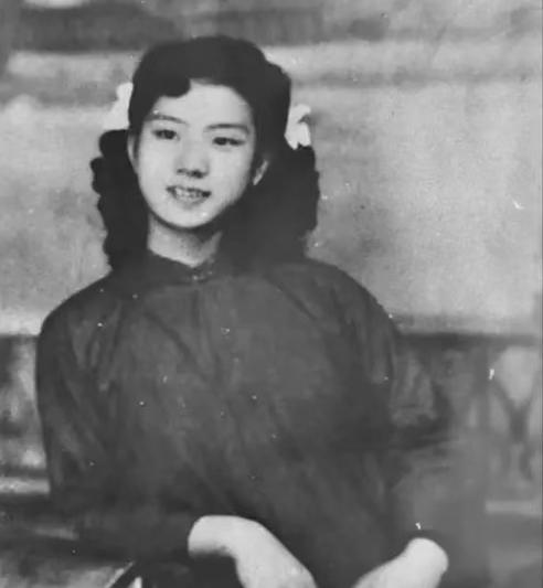 1949年，她被反动派严刑拷打却守口如瓶，一声不吭。胜利前夕，被反动派残忍杀害，