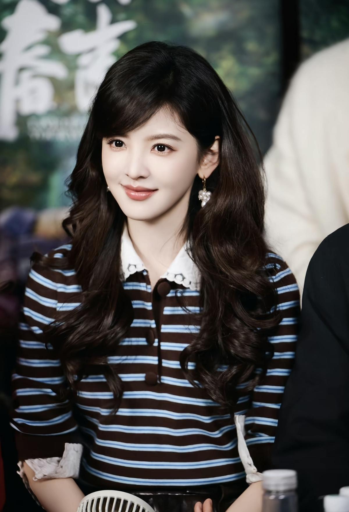  章若楠央视追剧团，颜值与演技双在线[赞]章若楠用笑容治愈，用实力闪耀[给力]央