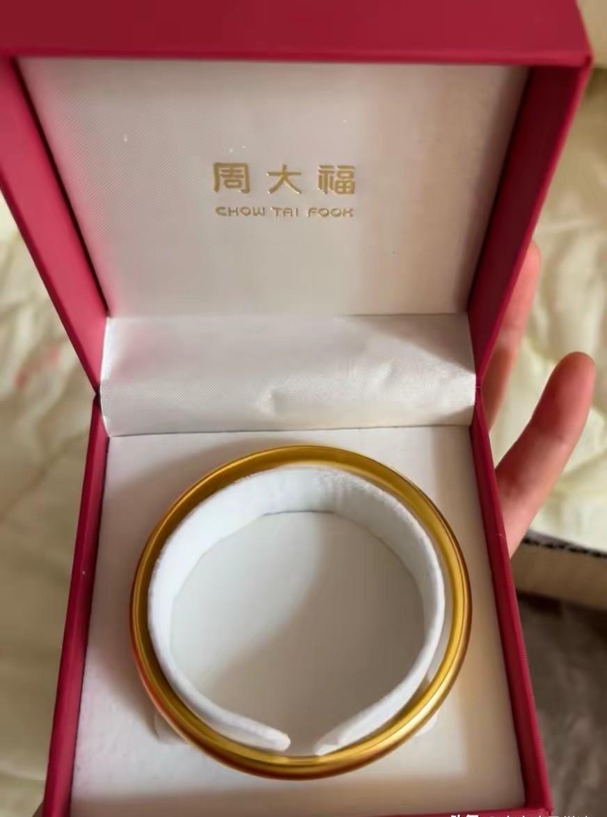 去年买黄金还没到五百，今年一看，快六百了。
没想炒金，就是图个心安。
戴得着，传