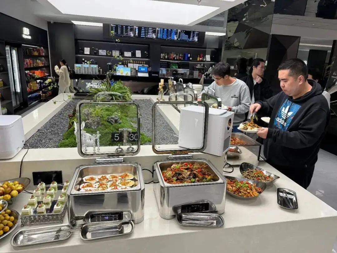 随着电竞网吧的不断提档升级，如今提供餐食、住宿、洗漱等服务的网咖已不再是昔日单调