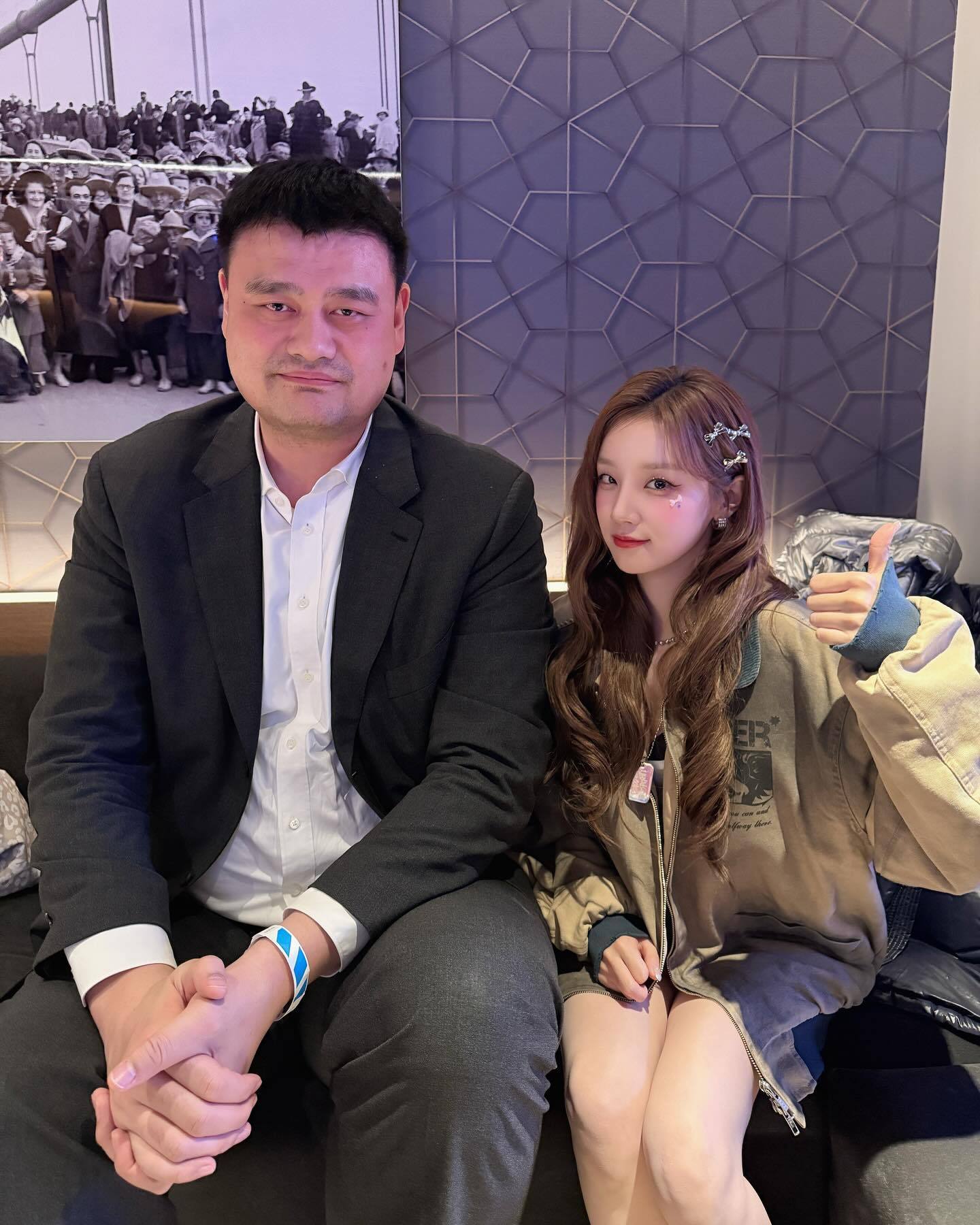 雨琦和球星的合照像是缩小版的 