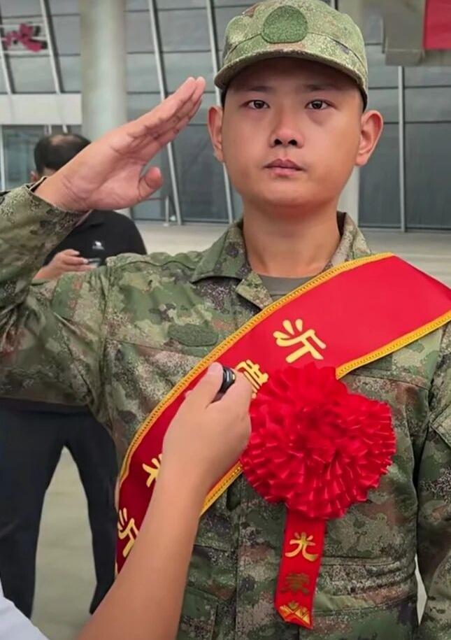 又一次泪目了
这是沂蒙的孩子。

其父亲17岁入伍，18岁参加对越自卫反击战。在