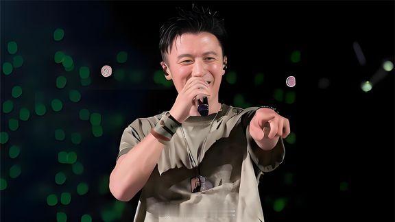 谁能想到谢霆锋郑州演唱会，能接连刷出两个反差超绝的名场面！现场氛围松弛又真实，完