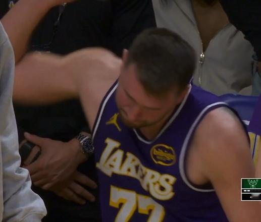 东契奇6犯离场，怒摔毛巾！

这场比赛里的东契奇，说是犯罪也没问题，从开场2个三