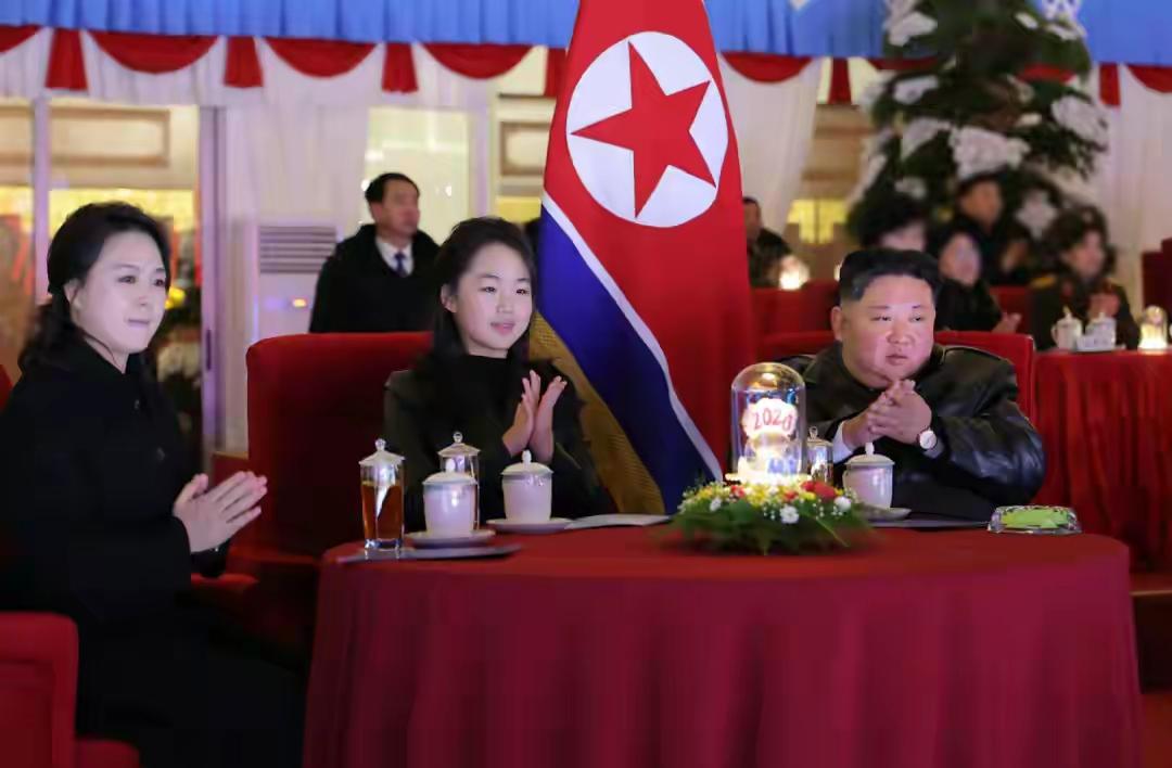 和谐幸福的一家人！

男主人稳重大气，气宇轩昂，标志性的两边光发型突显干练和霸气