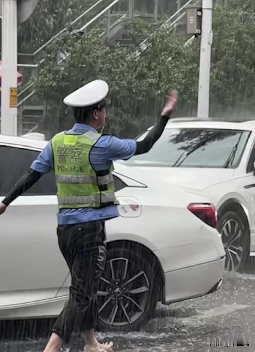 每逢汛期降雨多发，网上各类不实消息就跟着扎堆冒出来。
 
其实道理并不复杂，大家