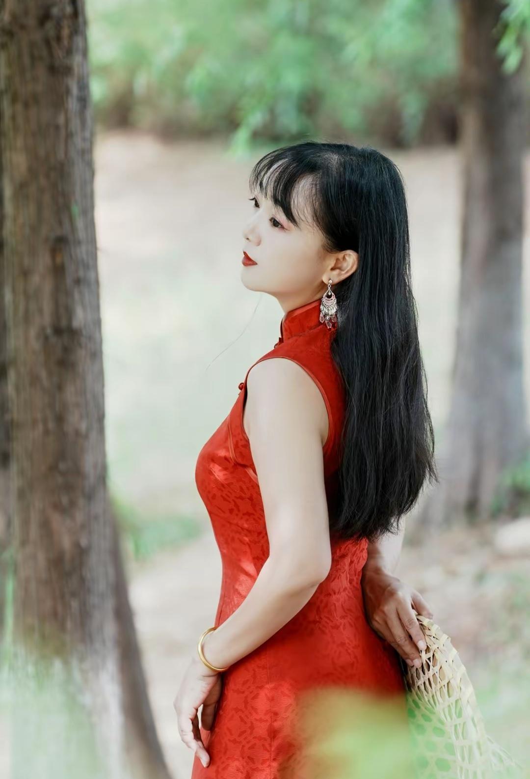 林中幽寂寂，一抹秋艳红。藏在林间的秋意 共享美人靓照