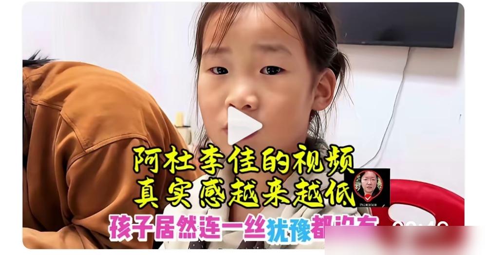 你敢信？半夜1点农村鱼塘边，婆婆攥着塑料水管猛冲水面，被儿媳一脚踹开水管！
就