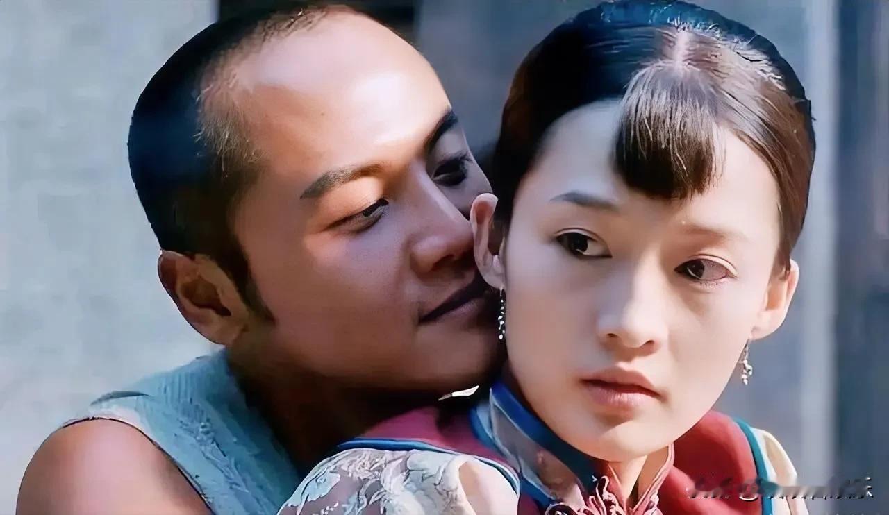 这是一张《白鹿原》剧组合影，扮演田小娥女演员是谁呢？温婉尔雅，散发无尽魅力韵味，